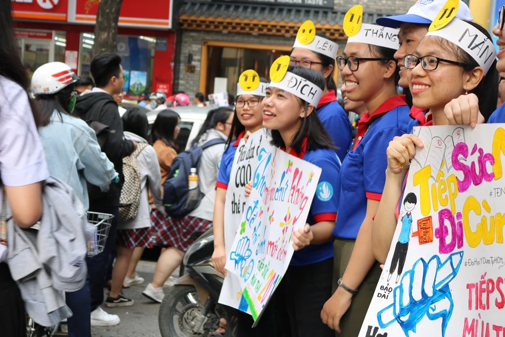 Những bóng hồng tiếp sức mùa thi ảnh 9 Những bóng hồng tiếp sức mùa thi ảnh 9