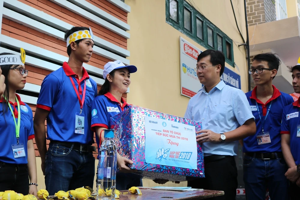 Những bóng hồng tiếp sức mùa thi ảnh 7 Những bóng hồng tiếp sức mùa thi ảnh 7