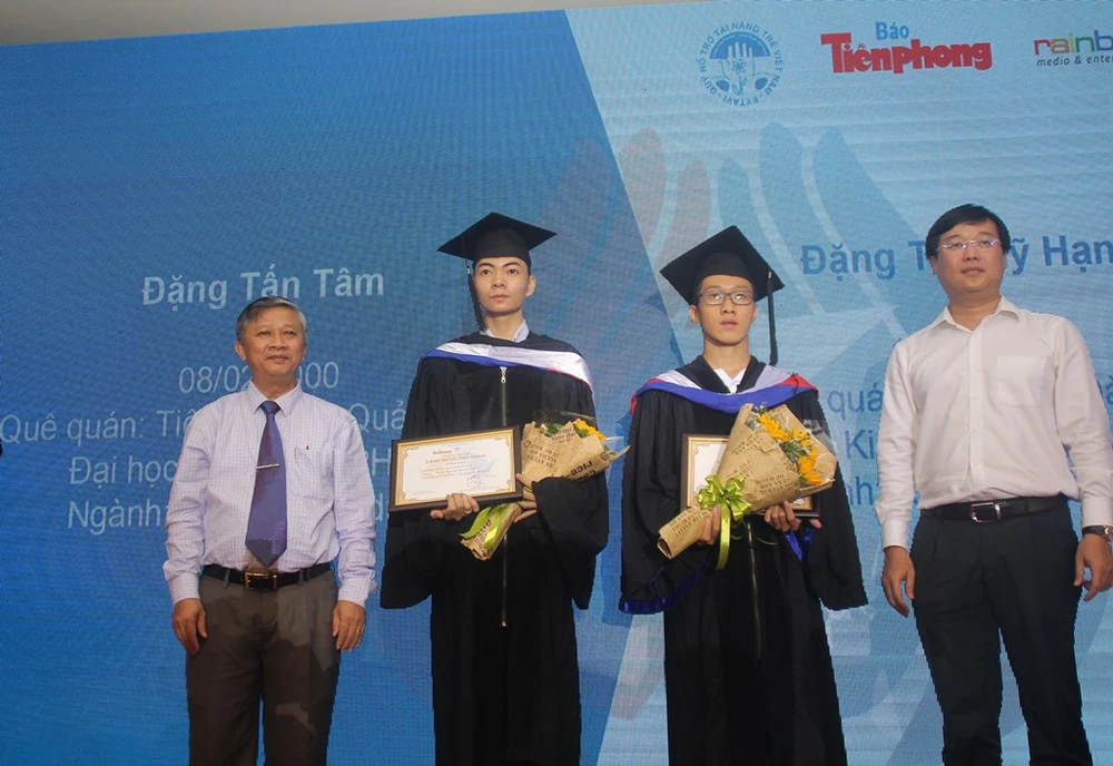 Nâng bước thủ khoa