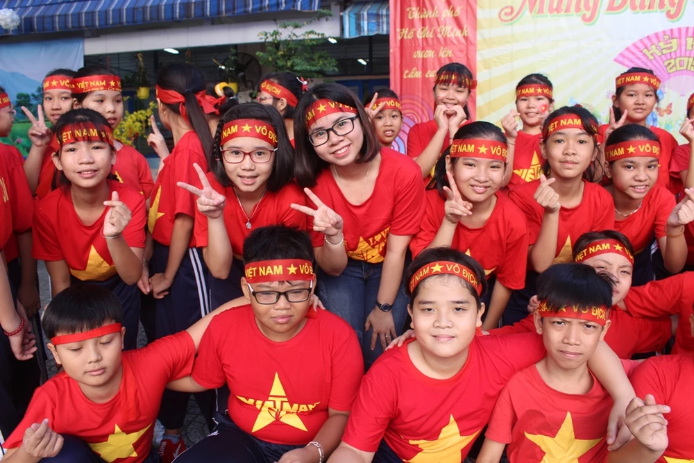 Cô trò 'nhuộm đỏ' sân trường ủng hộ đội tuyển Việt Nam ảnh 7