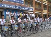 Trao 20 xe đạp cho học sinh nghèo ở Bình Chánh