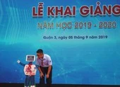 Học sinh hào hứng trò chuyện cùng robot trong lễ khai giảng