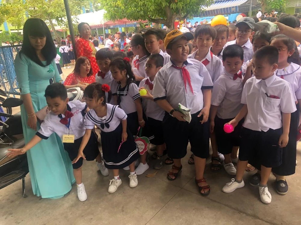 Kéo co, nhảy bao bố, đua xe đạp, khai giảng vui không thể tả! ảnh 11