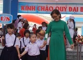 Cô trò rạng ngời trong lễ khai giảng ở những ngôi trường mới