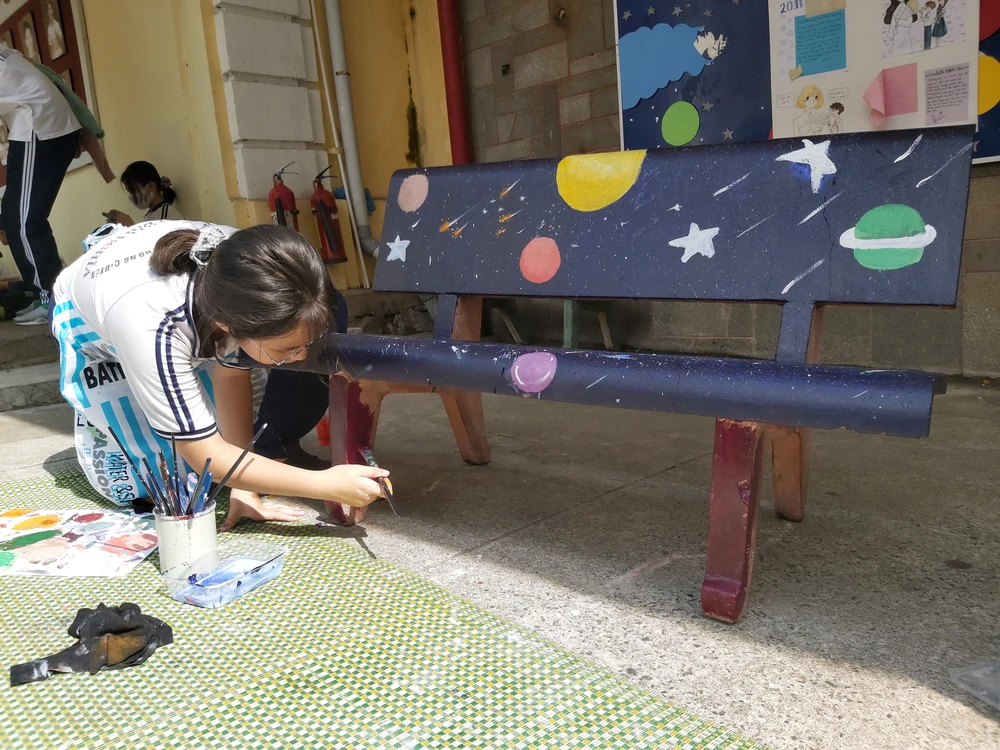 Ấn tượng: Học sinh trang trí ghế đá bằng công thức toán học ảnh 4