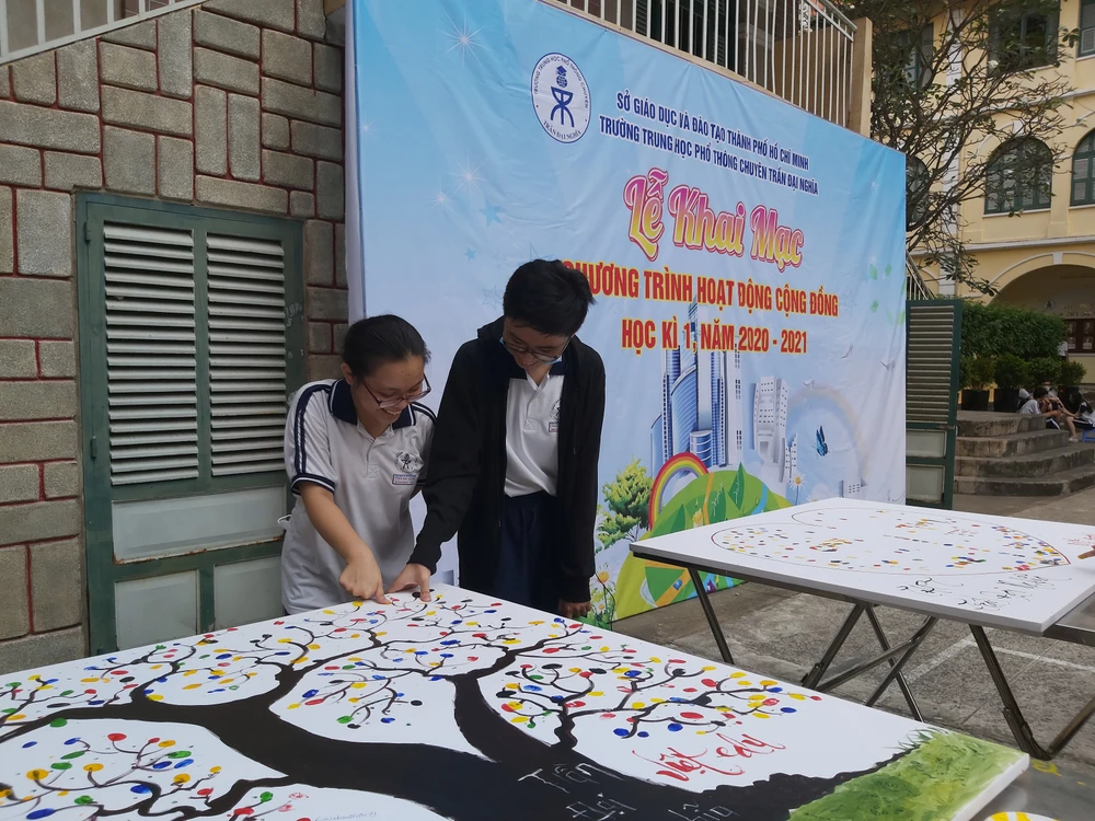 Ấn tượng: Học sinh trang trí ghế đá bằng công thức toán học ảnh 15