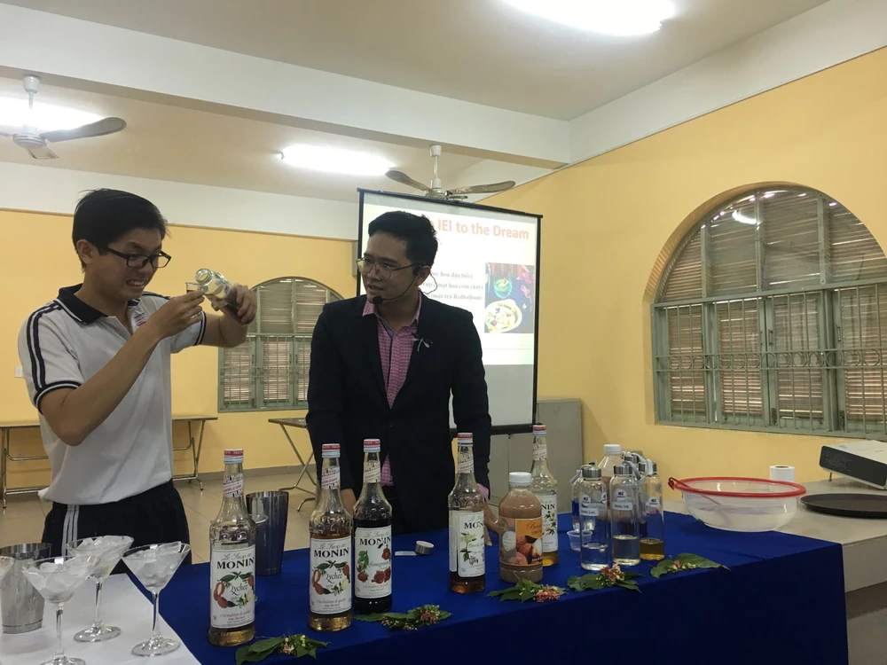 Ấn tượng: Học sinh trang trí ghế đá bằng công thức toán học ảnh 14