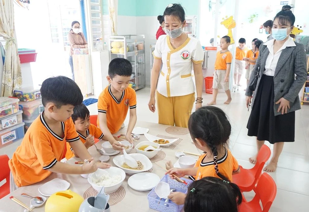 Tham dự giờ ăn của con, chị Nguyễn Thị Huỳnh Như cảm thấy rất bất ngờ. Chị Như cho hay, cách tổ chức giờ ăn gia đình khiến các bé có ý thức trong việc chuẩn bị bữa ăn và gắn kết với nhau hơn.