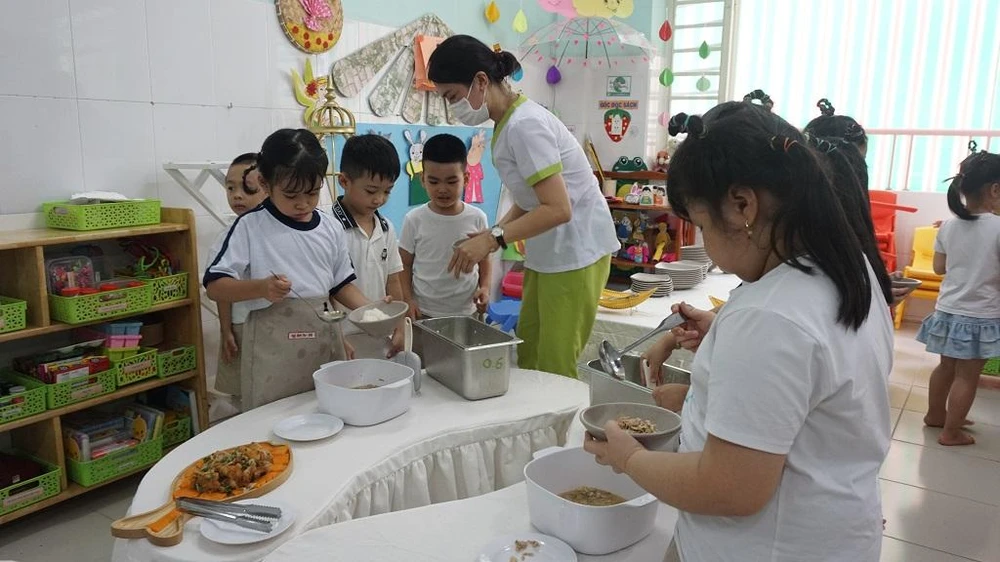 Trong khi đó, lớp lá 2 lại tổ chức bữa ăn theo hình thức buffet. Mỗi bé sẽ tự lấy khẩu phần ăn của mình.