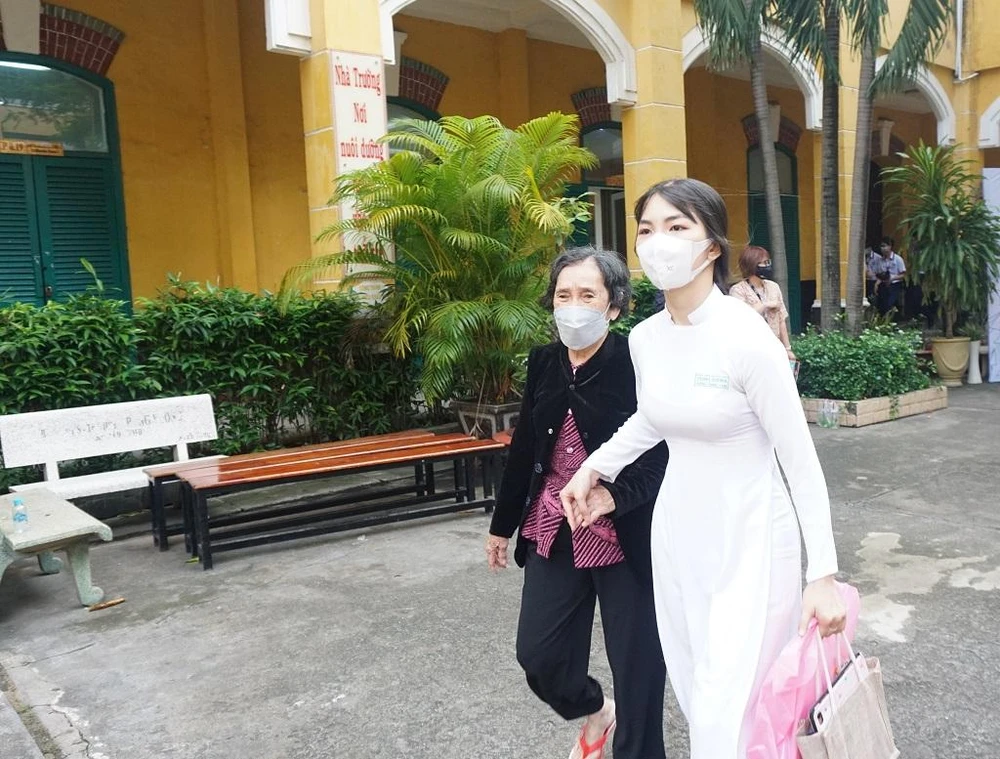 Sáng 4-6, trường THPT Trưng Vương, quận 1, TP.HCM tổ chức lễ tri ân và trưởng thành dành cho học sinh khối 12 với chủ đề "Cất cánh". Tham dự buổi lễ ngoài ban giám hiệu, thầy cô giáo, học sinh khối 12 còn có sự góp mặt của các bậc phụ huynh.