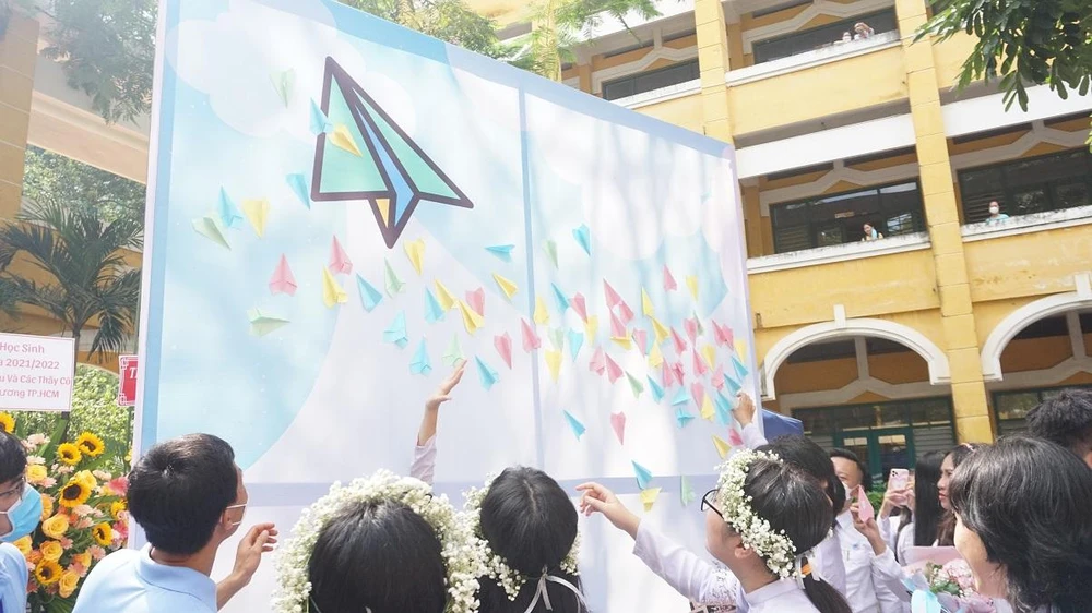 Sau những giây phút tri ân, các em đã đến với nghi thức trưởng thành với những chiếc máy bay được các cô giáo trao tặng cho các em. Các em đã gắn những chiếc máy bay lên trên tấm bảng như là đường băng với mong ước được bay cao, bay xa.