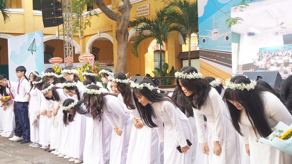 Ba năm trôi qua, hành trình của các em tại ngôi trường Trưng Vương đã dần khép lại để bước sang một trang mới. Các em đã cúi đầu để thay lời cảm ơn đến thầy cô cũng như ba mẹ. Cảm ơn thầy cô đã luôn chỉ bảo dạy dỗ suốt bao năm qua. Cảm ơn cha mẹ đã luôn dõi theo.