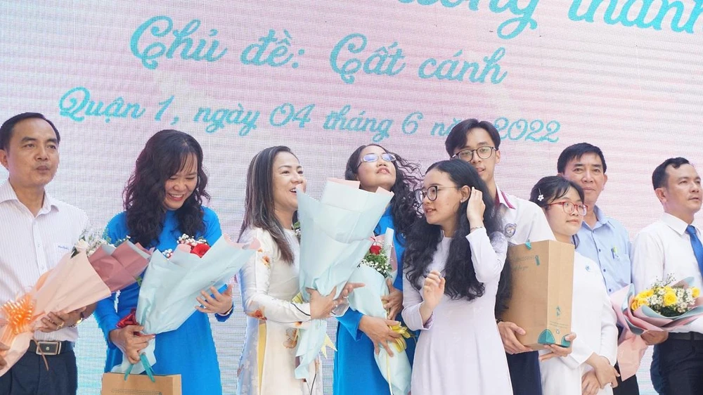 Các em học sinh cũng đã chuẩn bị những bó hoa tươi thắm dành tặng các thầy cô trong ngày lễ trọng đại này. Xúc động khi tham dự buổi lễ, thầy Trần Văn Thanh, giáo viên toán chia sẻ một năm học đầy thử thách nhưng thầy thấy vui vì các em đã nỗ lực vượt qua. Thầy mong các em hãy giữ gìn sức khỏe, tự tin để đạt kết quả cao trong kỳ thi sắp tới. "Tôi cũng muốn gửi lời cảm ơn tới phụ huynh đã luôn đồng hành cùng trường trong thời gian qua", thầy Thanh nói.