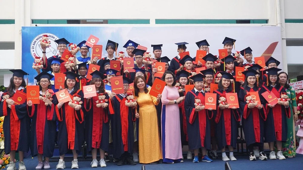 Cô trò cùng lưu lại những khoảnh khác đáng nhớ.