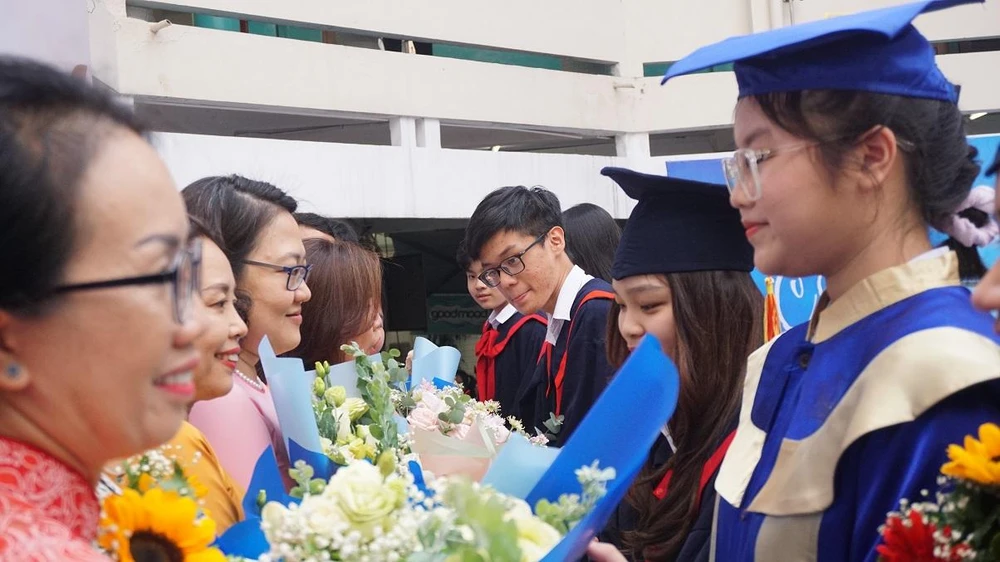 Các em cũng dành tặng thầy cô những bó hoa đẹp nhất.