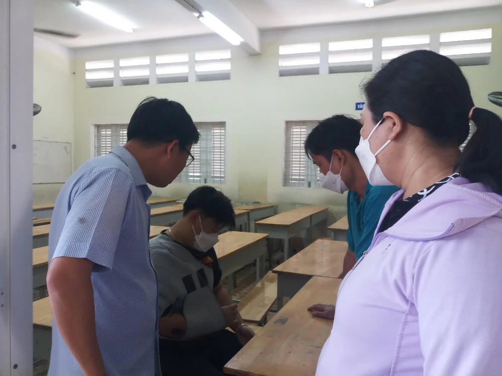 Thí sinh bị gãy tay sẽ được bố trí thi riêng một phòng và có sự hỗ trợ từ giám thị. Ảnh: NGUYỄN QUYÊN