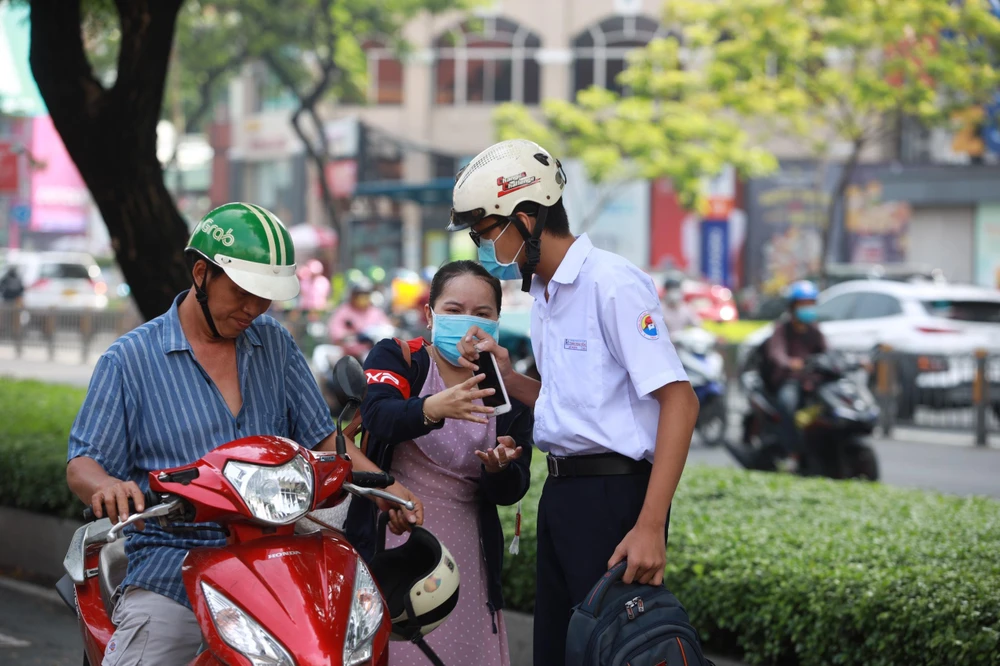 Phụ huynh dặn dò con trước khi vào điểm thi. Ảnh: NGUYỆT NHI Thí sinh rửa tay, đo nhiệt độ trước khi vào phòng thi. Ảnh: NGUYỆT NHI Thí sinh xem sơ đồ phòng thi. Ảnh: NGUYỆT NHI