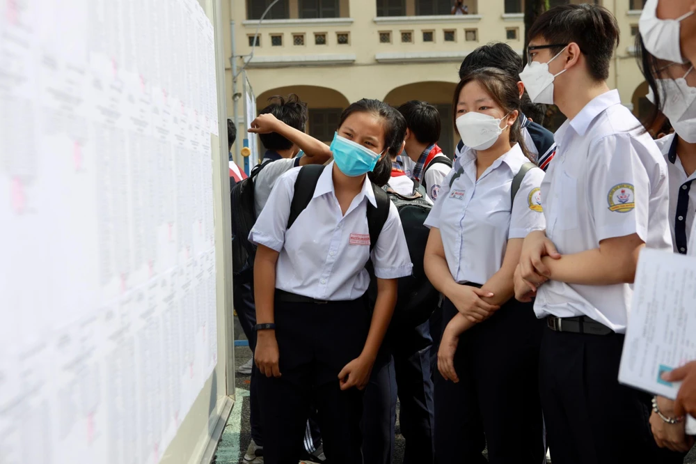 Thí sinh xem sơ đồ phòng thi. Ảnh: NGUYỆT NHI