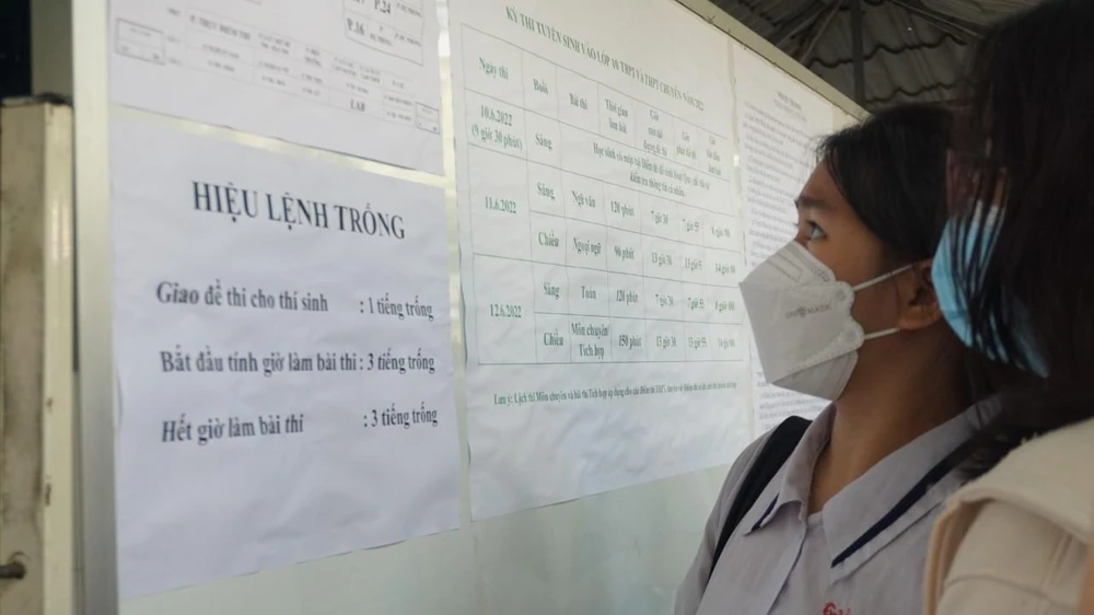 Thí sinh tại điểm thi trường THCS Trần Quang Khải, quận 12. Ảnh: NGUYỄN QUYÊN