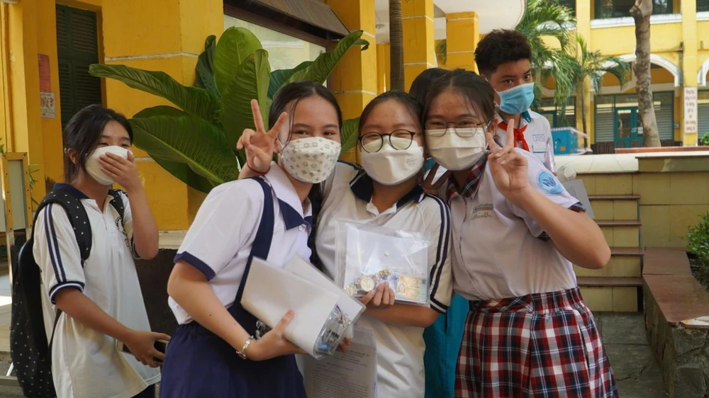 Thí sinh vui vẻ khi rời phòng thi. Ảnh: MINH TÂM