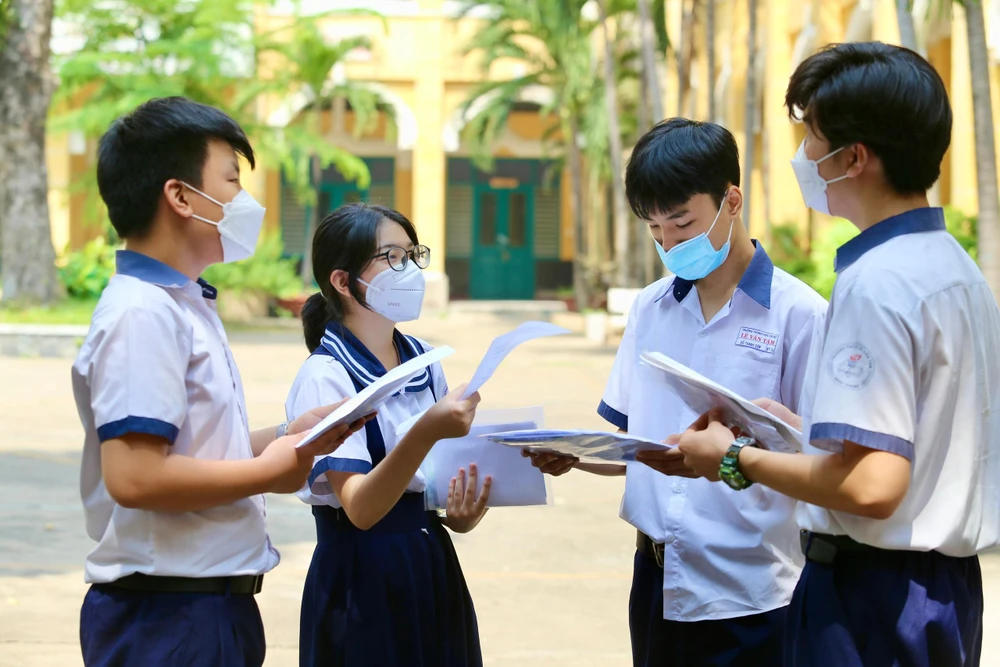 Thí sinh rời phòng thi. Ảnh: HOÀNG GIANGD