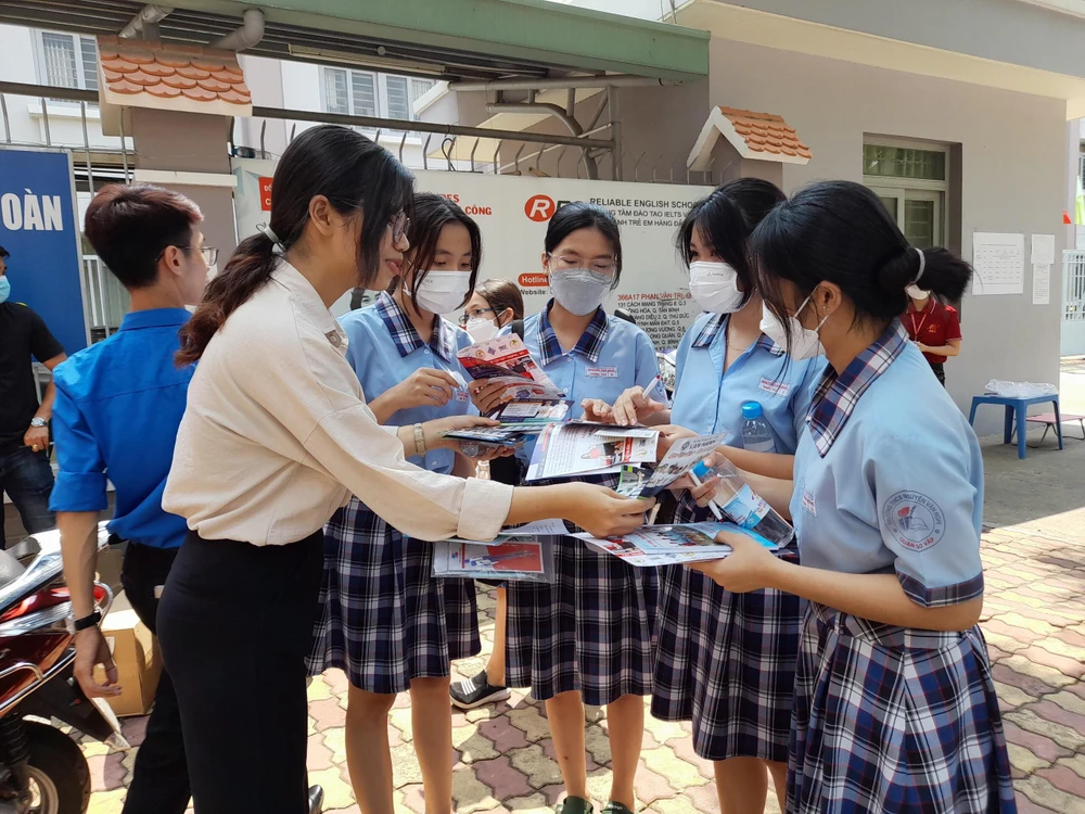 Thí sinh trò chuyện sau giờ thi. Ảnh: PHẠM ANH