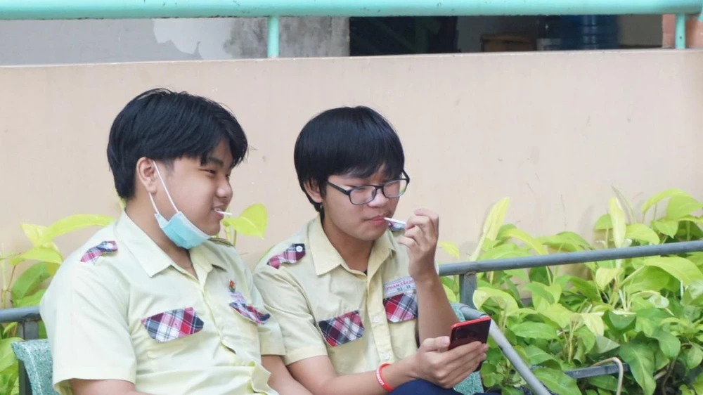 Thí sinh vui vẻ khi nhận kẹo từ cô giáo