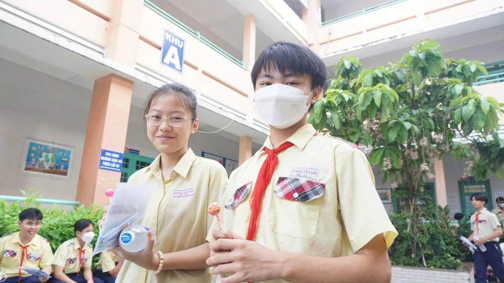 Thí sinh vui vẻ khi nhận kẹo từ cô giáo