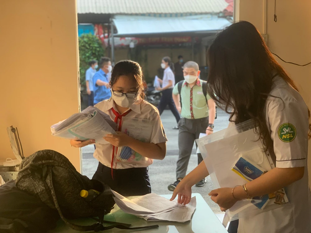 Thi vào lớp 10: Muôn kiểu giữ vật dụng giúp thí sinh ảnh 5 Thi vào lớp 10: Muôn kiểu giữ vật dụng giúp thí sinh ảnh 5