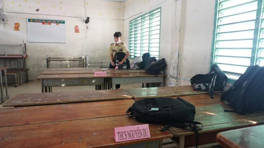 Thi vào lớp 10: Muôn kiểu giữ vật dụng giúp thí sinh ảnh 9 Thi vào lớp 10: Muôn kiểu giữ vật dụng giúp thí sinh ảnh 9