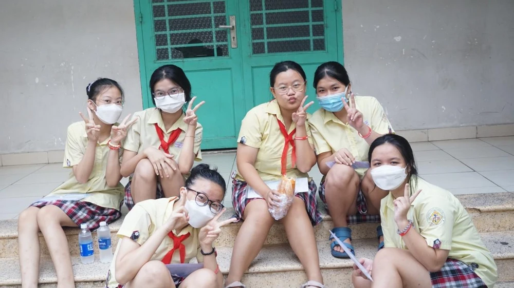 Thí sinh tranh thủ ôn bài trước khi vào thi. Ảnh: NGUYỄN QUYÊN Thí sinh tranh thủ ôn bài trước khi vào thi. Ảnh: NGUYỄN QUYÊN