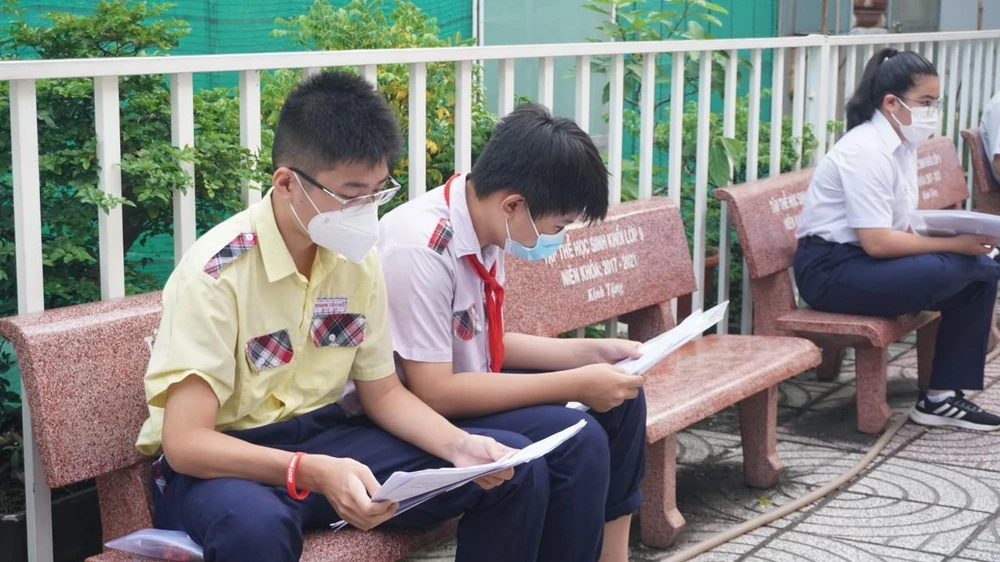 Thí sinh tranh thủ ôn bài trước khi vào thi. Ảnh: NGUYỄN QUYÊN Thí sinh tranh thủ ôn bài trước khi vào thi. Ảnh: NGUYỄN QUYÊN