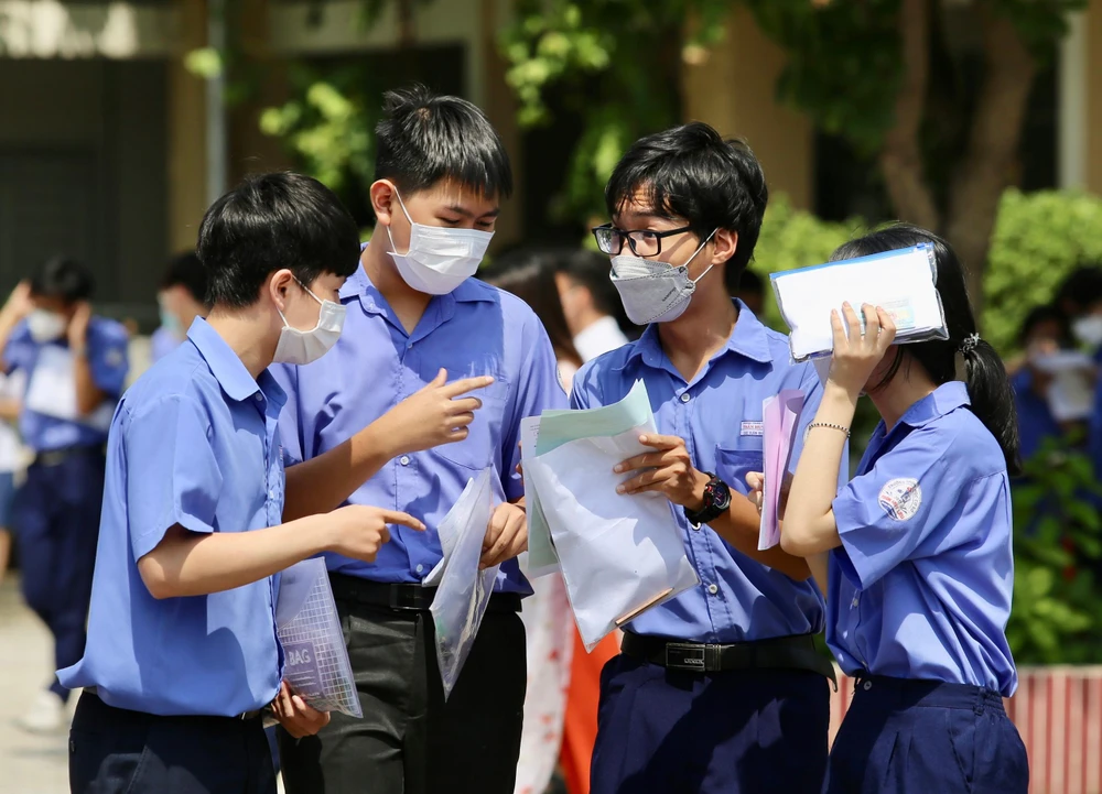 Thí sinh trao đổi bài sau giờ thi. Ảnh: HOÀNG GIANG