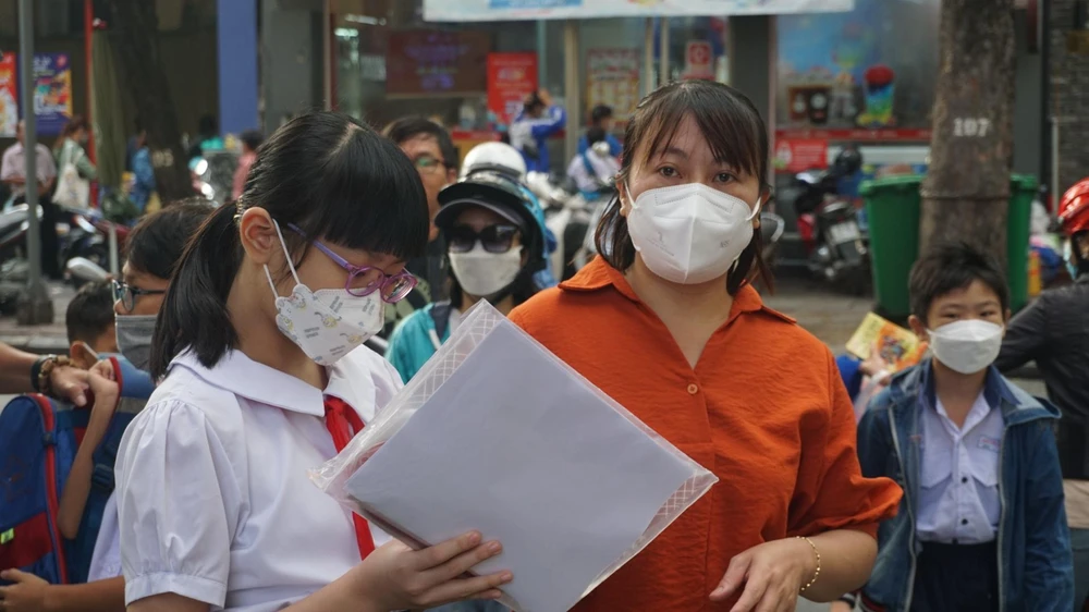 Sáng nay, 25-6, kỳ khảo sát vào lớp 6 trường THPT chuyên Trần Đại Nghĩa đã diễn ra tại 6 điểm thi. Tại điểm thi trường THPT chuyên Trần Đại Nghĩa, từ 6 giờ sáng nhiều phụ huynh đã đưa con tới trường.