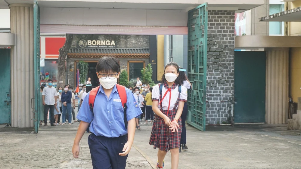 Học sinh được dự tuyển vào lớp 6 Trường THPT chuyên Trần Đại Nghĩa là những em đã hoàn thành chương trình cấp tiểu học tại TP.HCM và có điểm bài kiểm tra định kỳ cuối năm học của mỗi môn tiếng Việt và toán đạt từ 9 điểm trở lên của năm học lớp 5.