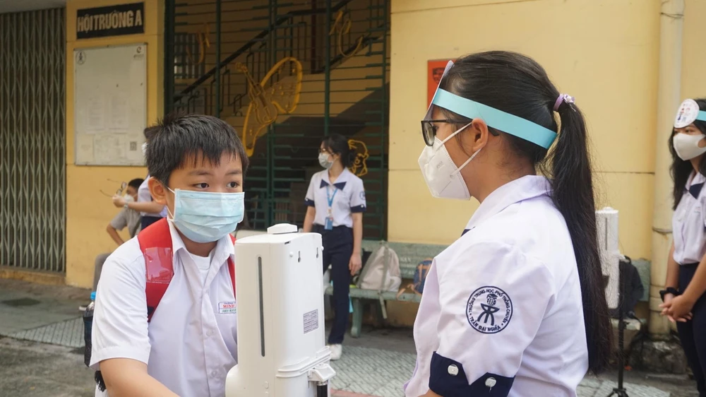 Nhằm đảm bảo an toàn phòng chống dịch, trường bố trí 4 máy đo nhiệt độ lẫn rửa tay sát khuẩn. Mỗi khu vực đều có các em tình nguyện hướng dẫn, hỗ trợ thí sinh.
