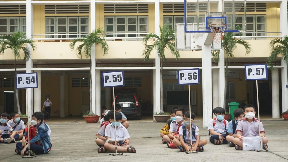 Sau khi vào điểm thi, dưới sự hướng dẫn của thầy cô, các em sẽ xếp hàng theo từng khu vực phòng thi. Năm nay không tổ chức khai mạc kỳ thi. Tại điểm thi này có 648 thí sinh với 27 phòng thi.