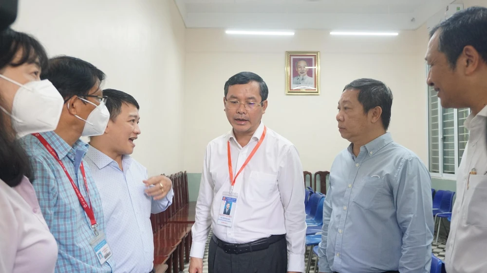 Thứ trưởng Bộ GD&amp;ĐT (ở giữa) trao đối với các thành viên trong đoàn kiểm tra.