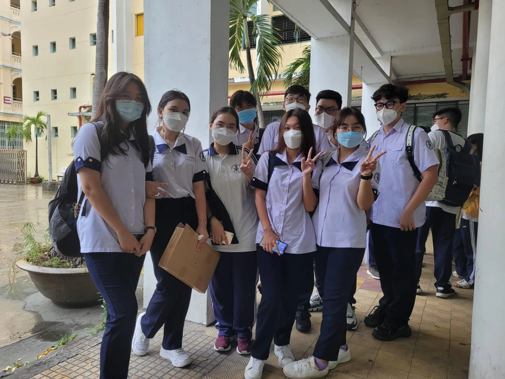 Em Trâm Anh (bìa phải) đoán rằng đề thi sẽ "đánh úp". Ảnh: TRÍ NHIÊN