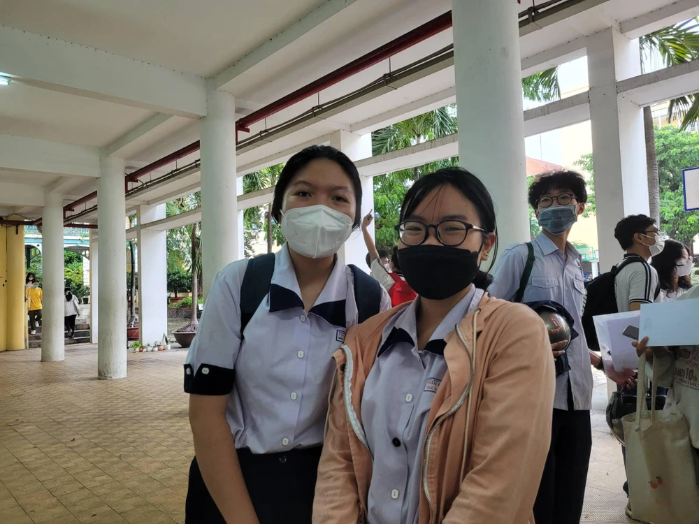 Em Trúc Quỳnh (phải) và bạn cho biết cũng khá căng thẳng với kỳ thi dù đã được xét tuyển ĐH. Ảnh: TRÍ NHIÊN