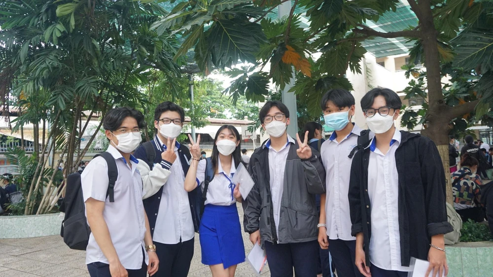 Gia Mẫn (thứ tư từ phải sang) cùng bạn trong ngày làm thủ tục dự thi. Ảnh: NGUYỄN QUYÊN