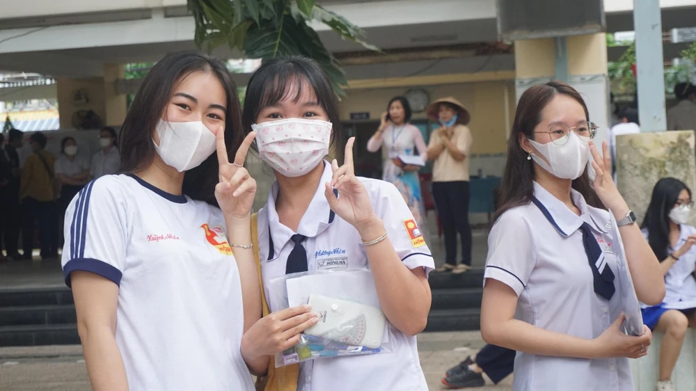 Thí sinh rạng rỡ trong ngày làm thủ tục dự thi. Ảnh: NGUYỄN QUYÊN