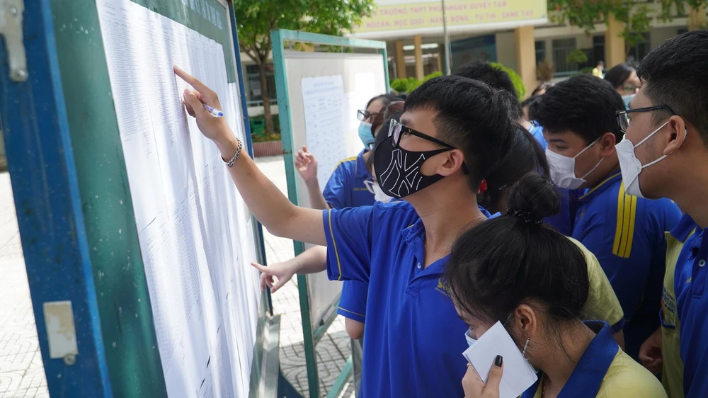 Thí sinh dò danh sách phòng thi tại điểm thi trường THPT Phú Nhuận, TP.HCM. Ảnh: MINH TÂM.