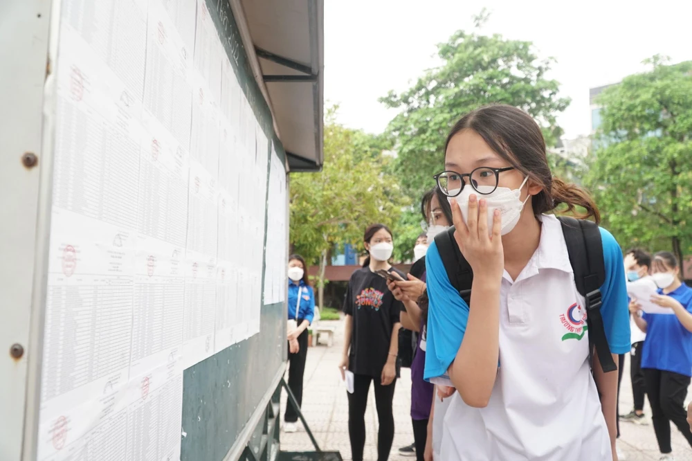 Thí sinh rà soát lại giấy tờ trước khi vào phòng. Ảnh: PHI HÙNG Thí sinh rà soát lại giấy tờ trước khi vào phòng. Ảnh: PHI HÙNG