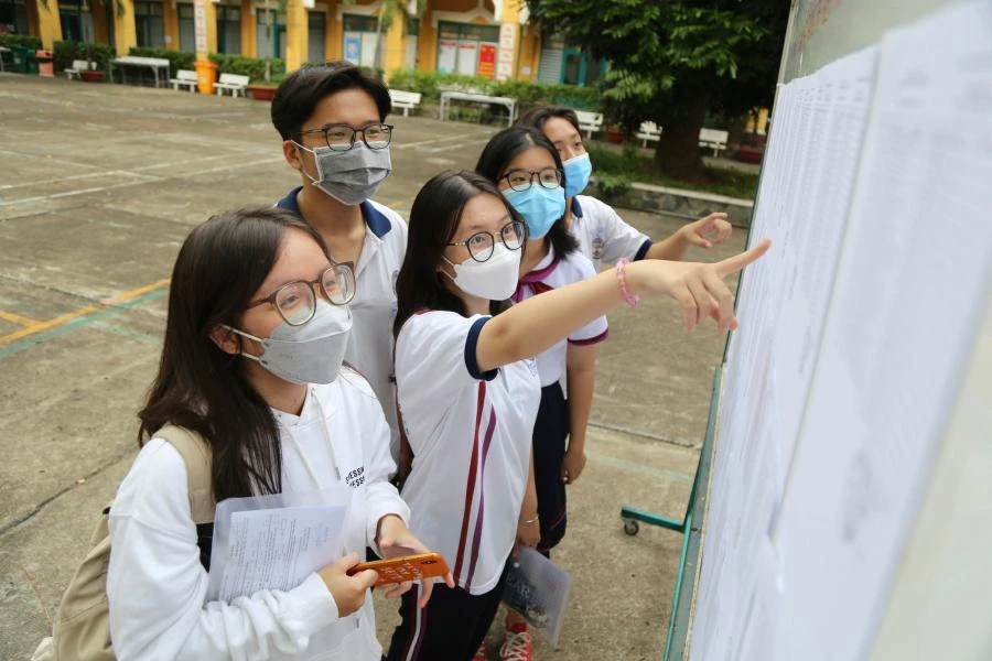 Thí sinh xem danh sách phòng thi tại điểm thi trường THPT Trưng Vương Thí sinh xem danh sách phòng thi tại điểm thi trường THPT Trưng Vương