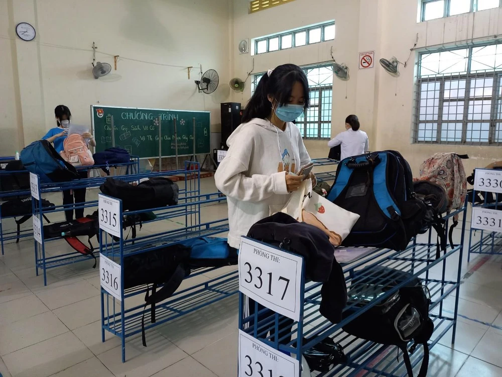 Khu vực để đồ của thí sinh được chia theo phòng. Ảnh: PHẠM ANH Khu vực để đồ của thí sinh được chia theo phòng. Ảnh: PHẠM ANH