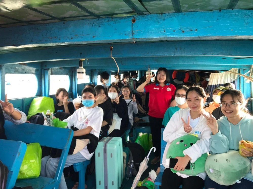 29 học sinh trường THCS - THPT Thạnh An cùng giáo viên ngồi đò di chuyển vào đất liền để dự thi. Ảnh: NH