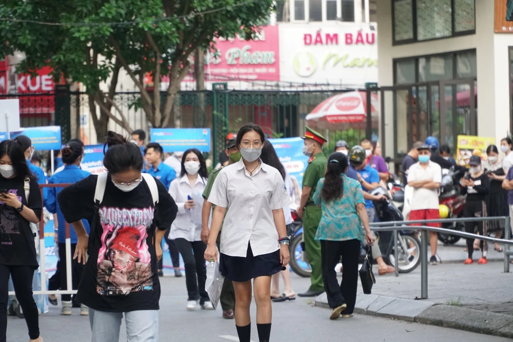 Thí sinh xem lại bài trước giờ thi. Ảnh: PHI HÙNG