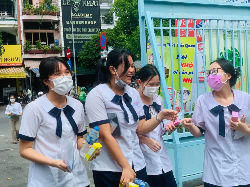 Thí sinh trò chuyện trước khi vào phòng thi. Ảnh: THẢO PHƯƠNG