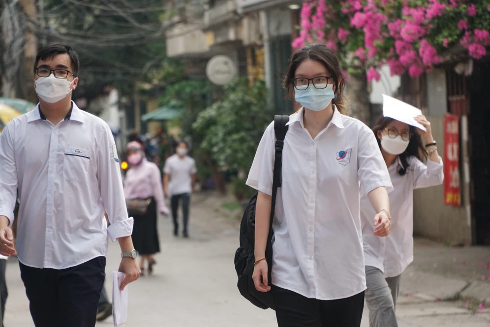 Thí sinh vội vã vào điểm thi. Ảnh: PHI HÙNG